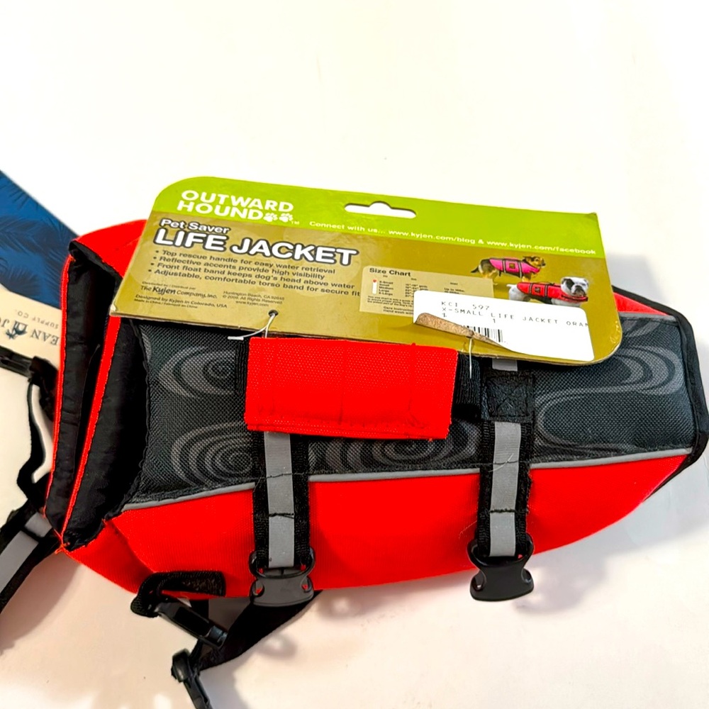 Outward Hound Pet Saver Life Jacket Mint Size small Retails for $65.